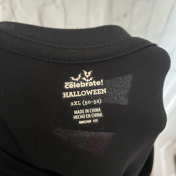 Way to Celebrate! Men’s Halloween Top - Picture 3 of 5